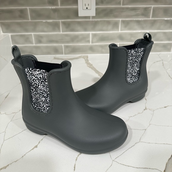 Crocs Freesail Chelsea waterproof boots. Girl Size 4. Color gray. Brand New. - Picture 10 of 12